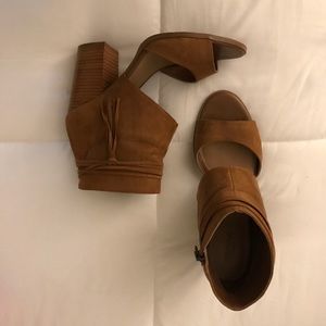 Crown vintage tan suede heeled sandal sz 9.5